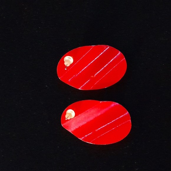 1980's Red and White Thin Metal Painted Earrings✨️2 - Picture 2 of 4